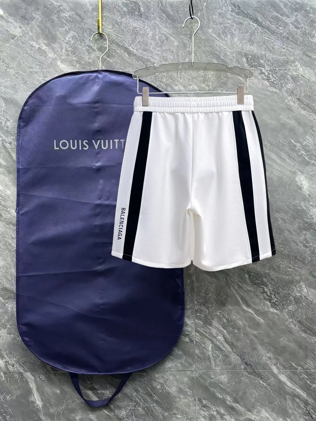 Balenciaga's three-standard complete 2026 summer New Arrival men's casual shorts, advanced custom-made Breathable fabric, Breathable fabric, extremely stretchy and comfortable, impeccable details, top-grade accessories, original logo design concept, delicate and soft feel! The upper body fit is awesome! Size: M-XXXL Please state your height and weight when ordering